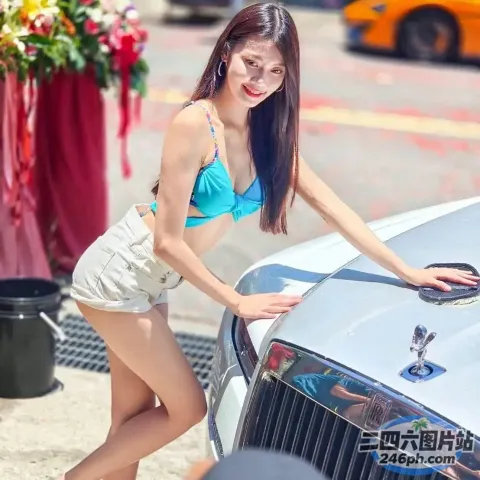 穿着比基尼的 arafed 女人靠在车上