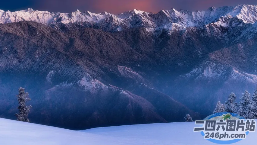 白雪皑皑的群山，一个人独自一人踩着滑雪板