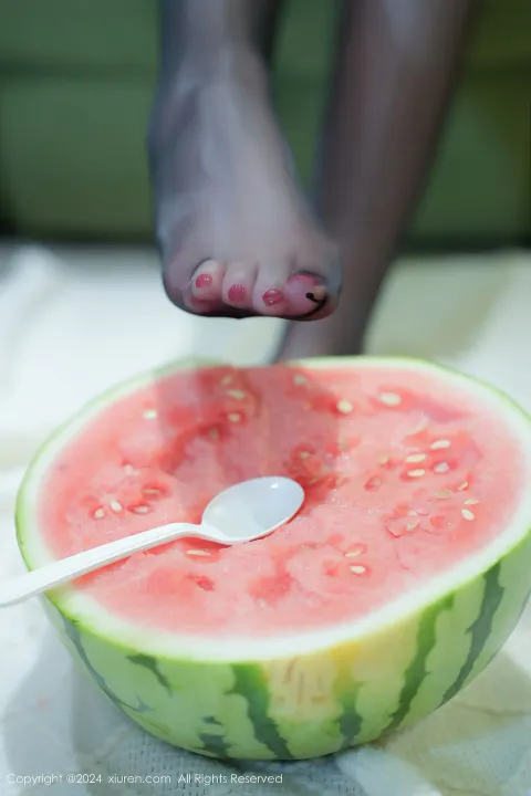 有人用勺子和勺子吃西瓜