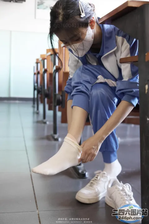 身穿蓝色运动服的 Arafed 女子系鞋带