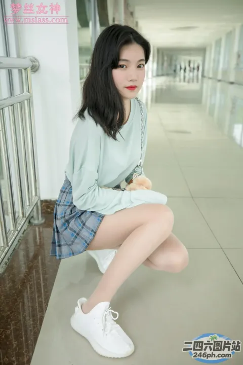 一个穿着裙子和运动鞋的女人坐在长凳上