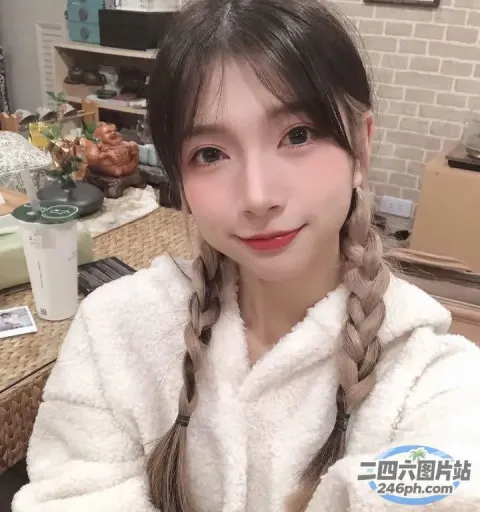 一位身穿白色长袍的长发女子特写