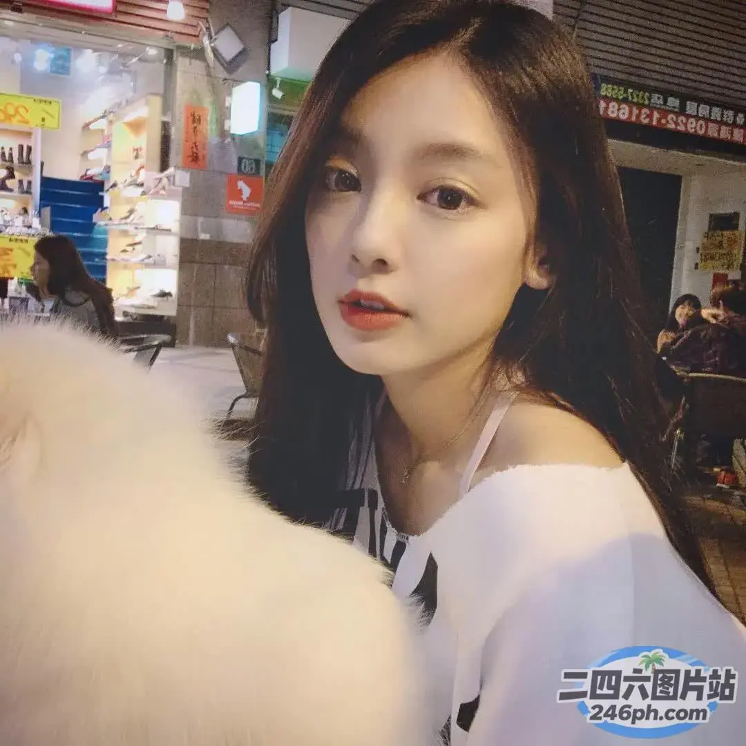 阿拉菲妇女和一只白狗在拥挤的地方