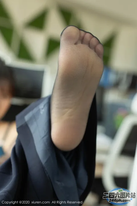 有一个人坐在椅子上，一只脚抬起
