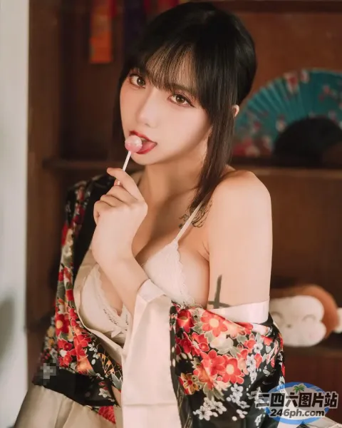 有个穿着和服的女人在刷牙