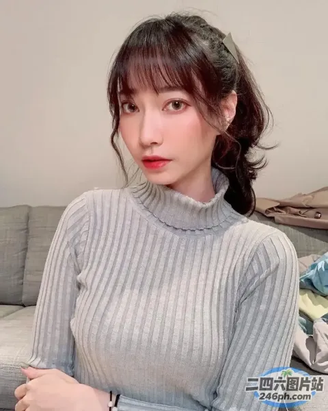 一个女人坐在沙发上拿着遥控器的特写