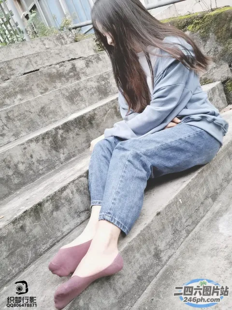 阿拉夫德女人坐在台阶上，双脚着地