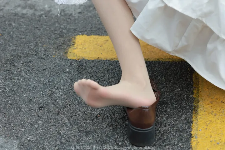 地上有一只穿着鞋子的女人的脚