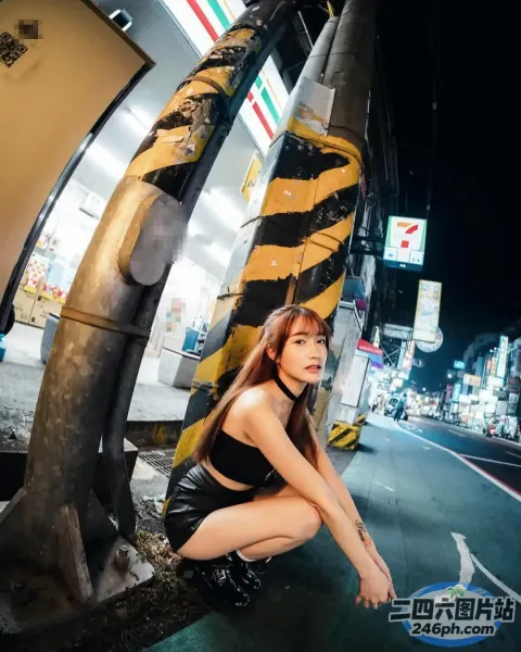 夜晚坐在城市杆子上的 arafed 女人