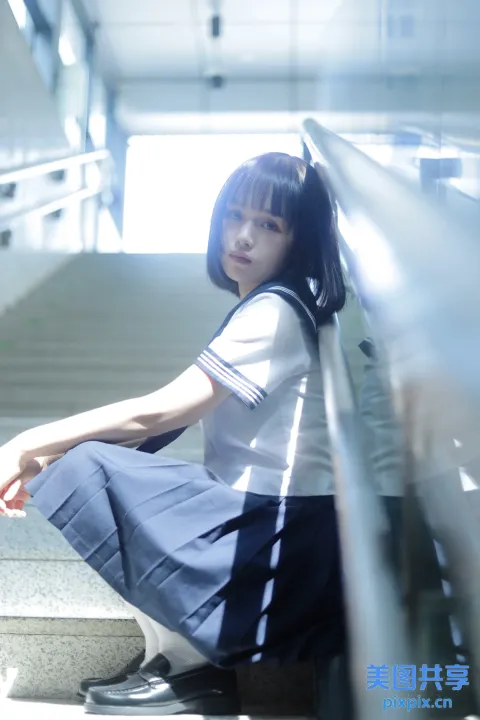 楼梯上坐着一个穿着校服的女人