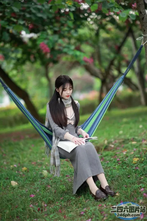 坐在吊床上看书的阿拉夫德女人