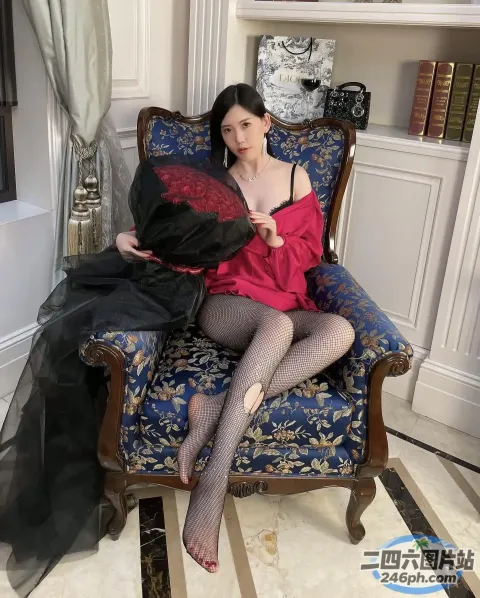 有个女人戴着帽子坐在椅子上