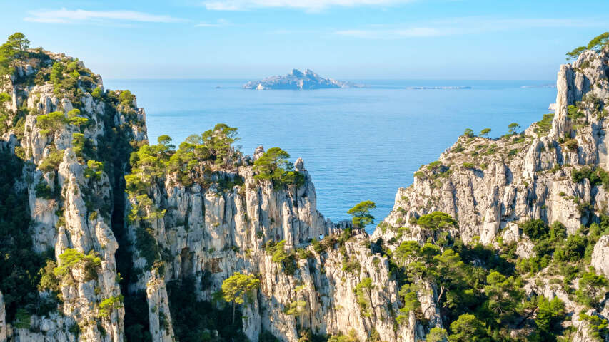 群山，远处有一个小岛