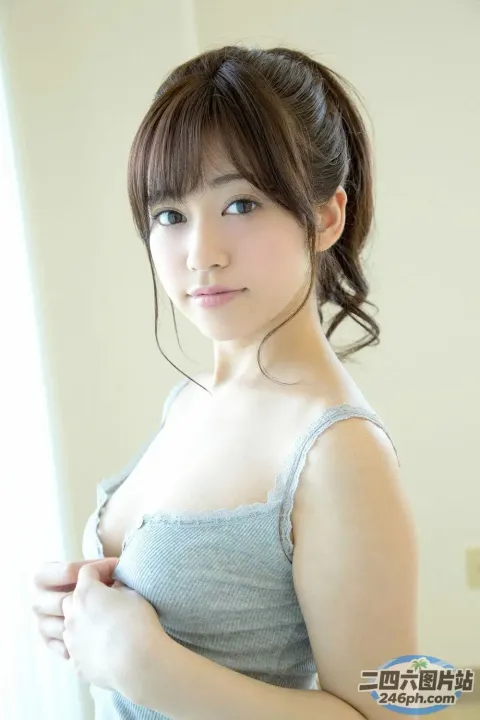 一个穿着蓝色连衣裙的女人拿着手机的特写