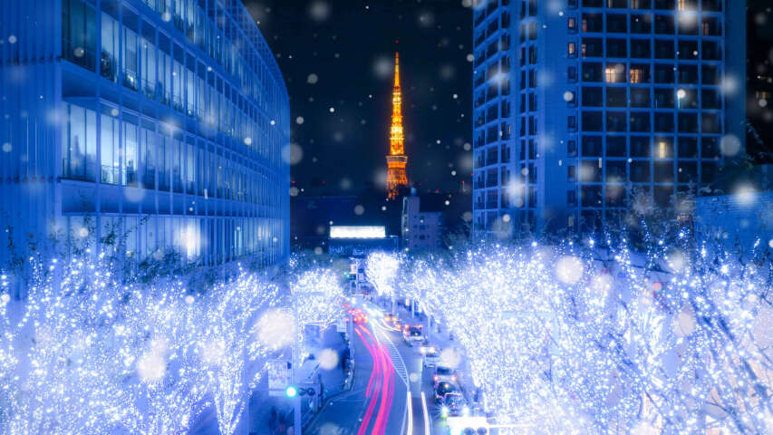 背景是一座塔楼的城市街道的雪夜场景