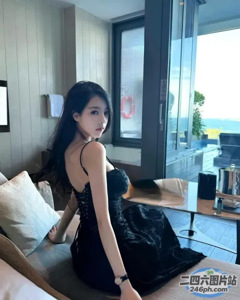 坐在床上的黑裙子的阿拉菲女人