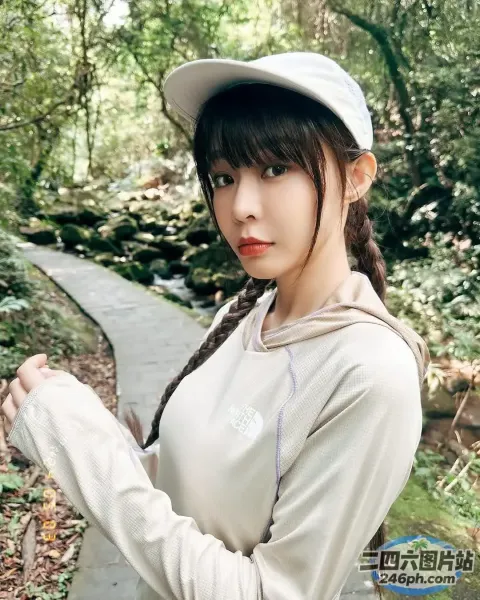 戴白帽子、身穿白衬衫的亚洲女性