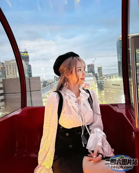 坐在红黑椅子上的红椅上的女人