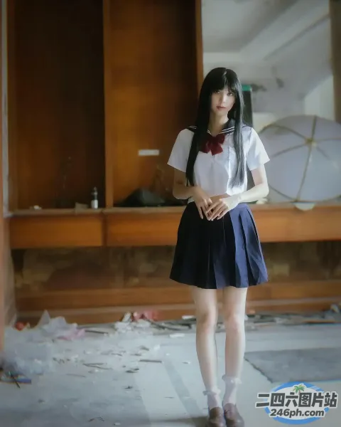 房间里站着一个穿着校服的女人