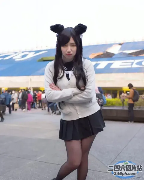 Araffe 身着黑白服装合影留念
