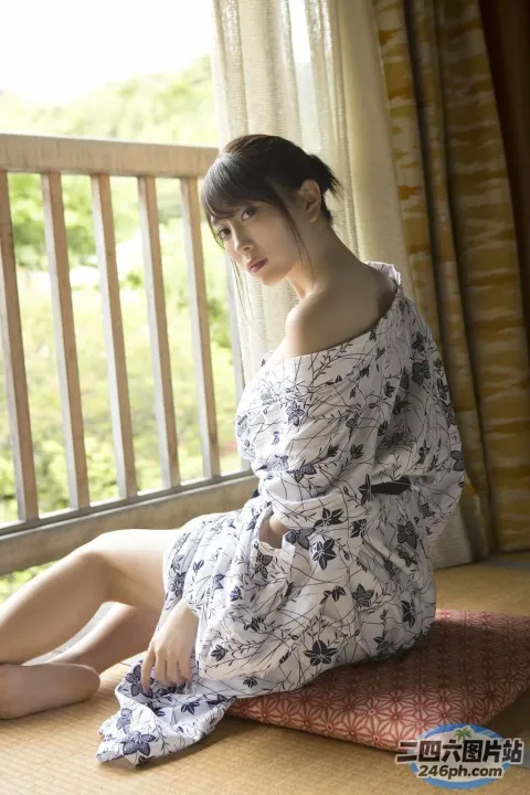 阿拉伯裔亚洲妇女坐在房间的靠垫上