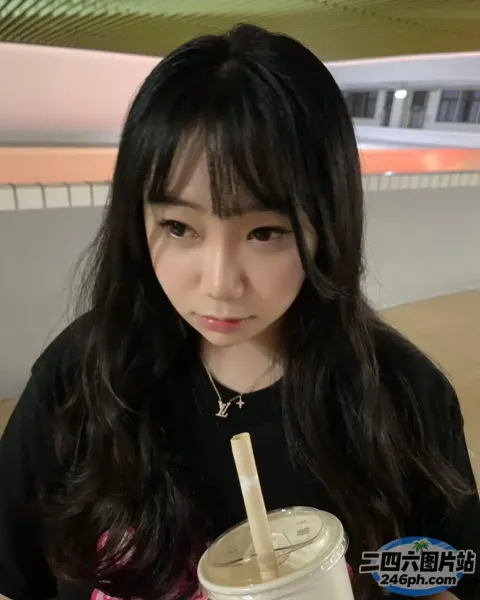 有一个女人手里拿着饮料和吸管