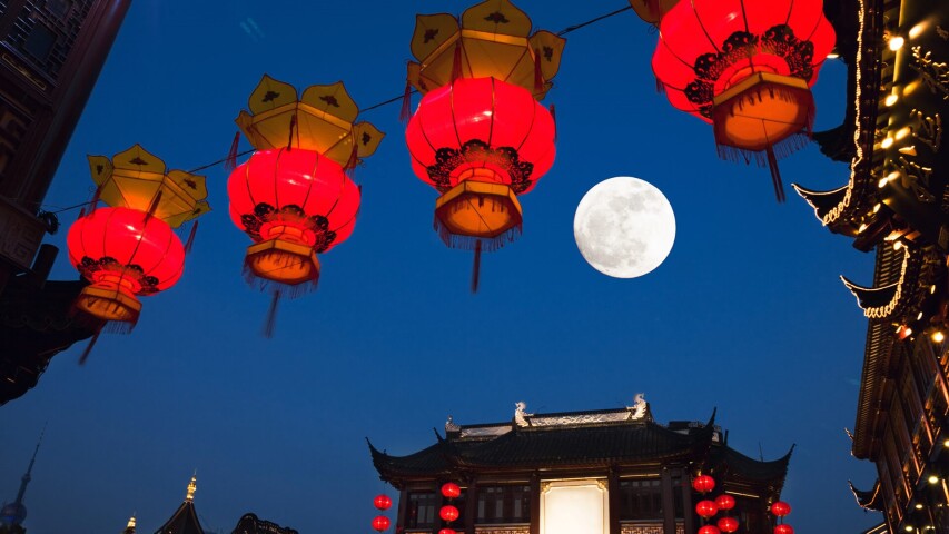 灯笼在满月的夜空中亮起