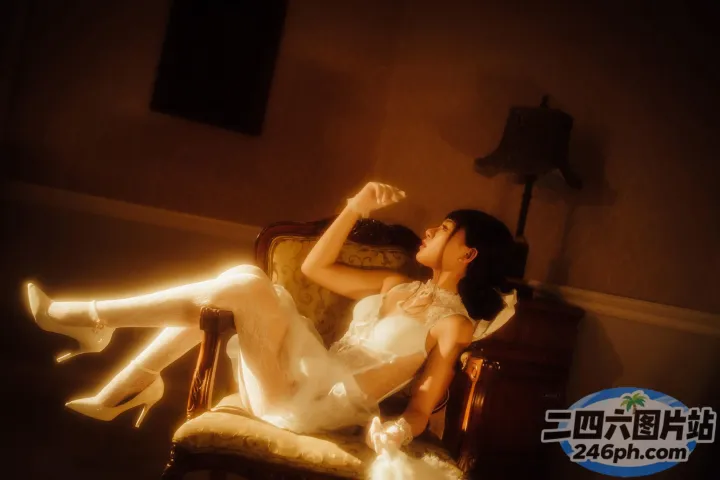 新娘和新郎坐在昏暗房间的椅子上