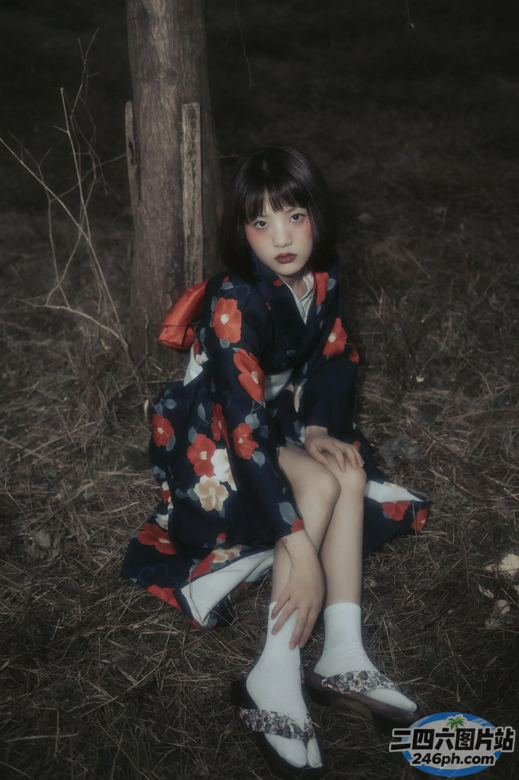 地上坐着一个穿着和服的女人