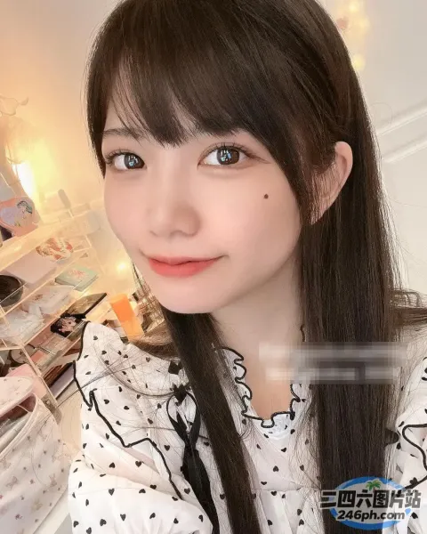 长发白衬衫女人的特写