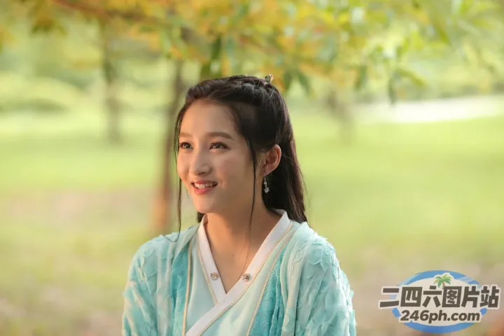身穿蓝白连衣裙的阿拉夫女人在公园里微笑