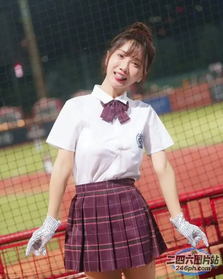身穿校服的 arafed 亚裔女子合影留念