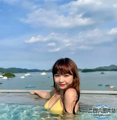 泳池里穿着黄色比基尼的 arafed 女人