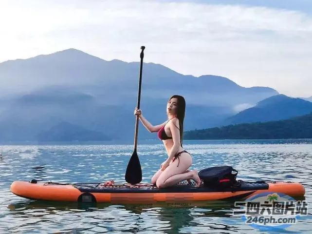 有个女人在水里的桨板上