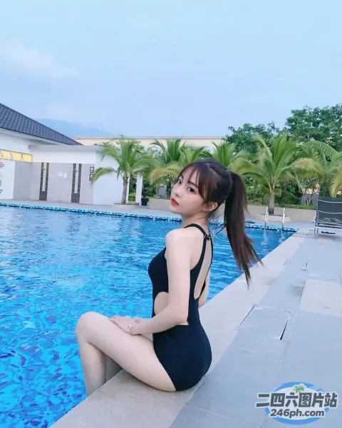 一名女子坐在游泳池旁的窗台上