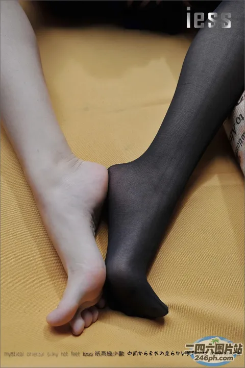 有一个人躺在床上，脚
