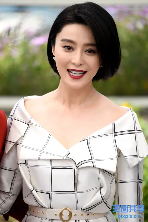 身穿白色连衣裙和红色夹克的阿拉夫女人微笑