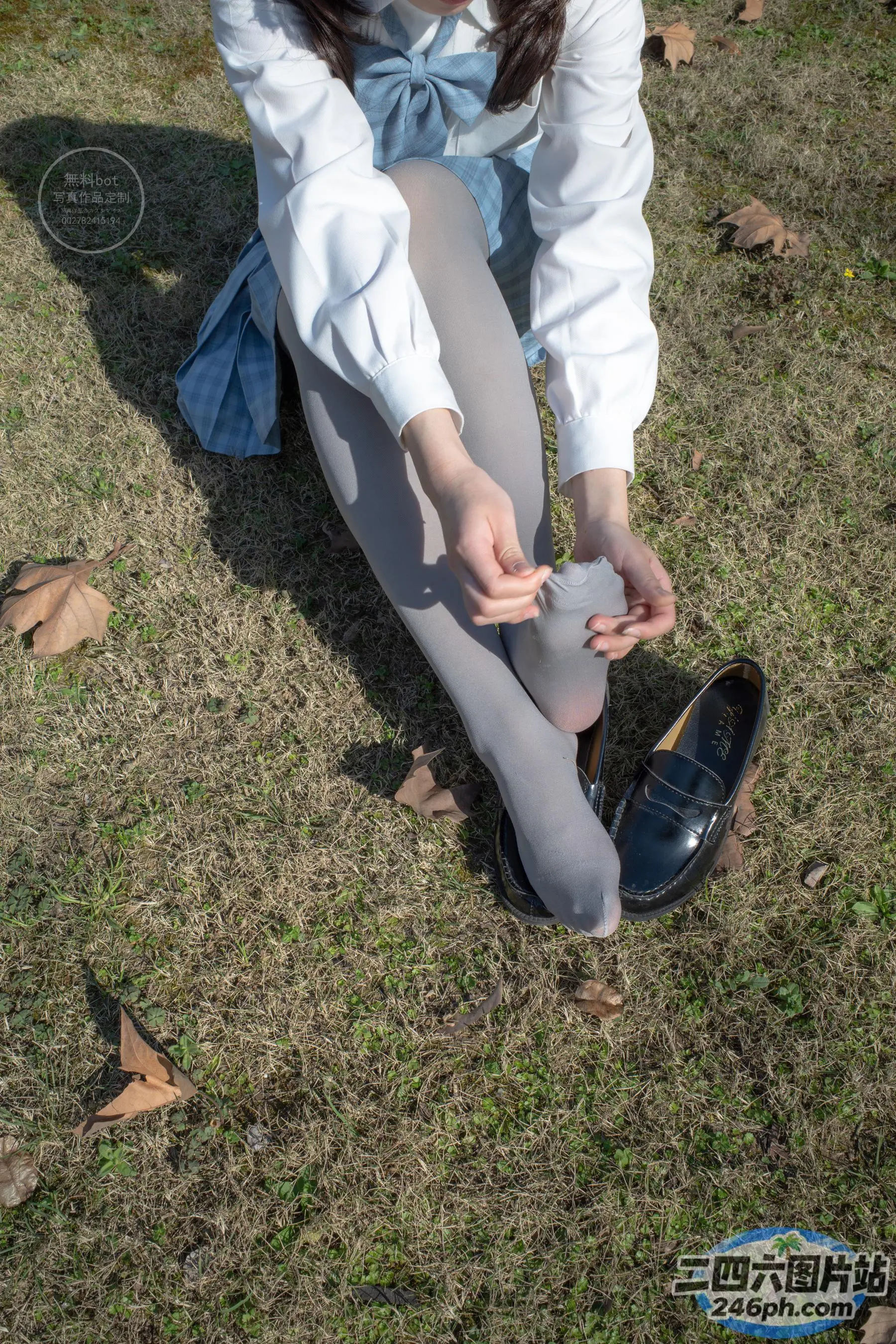 身穿白衬衫和灰色紧身衣的 Araffe 女子系鞋带