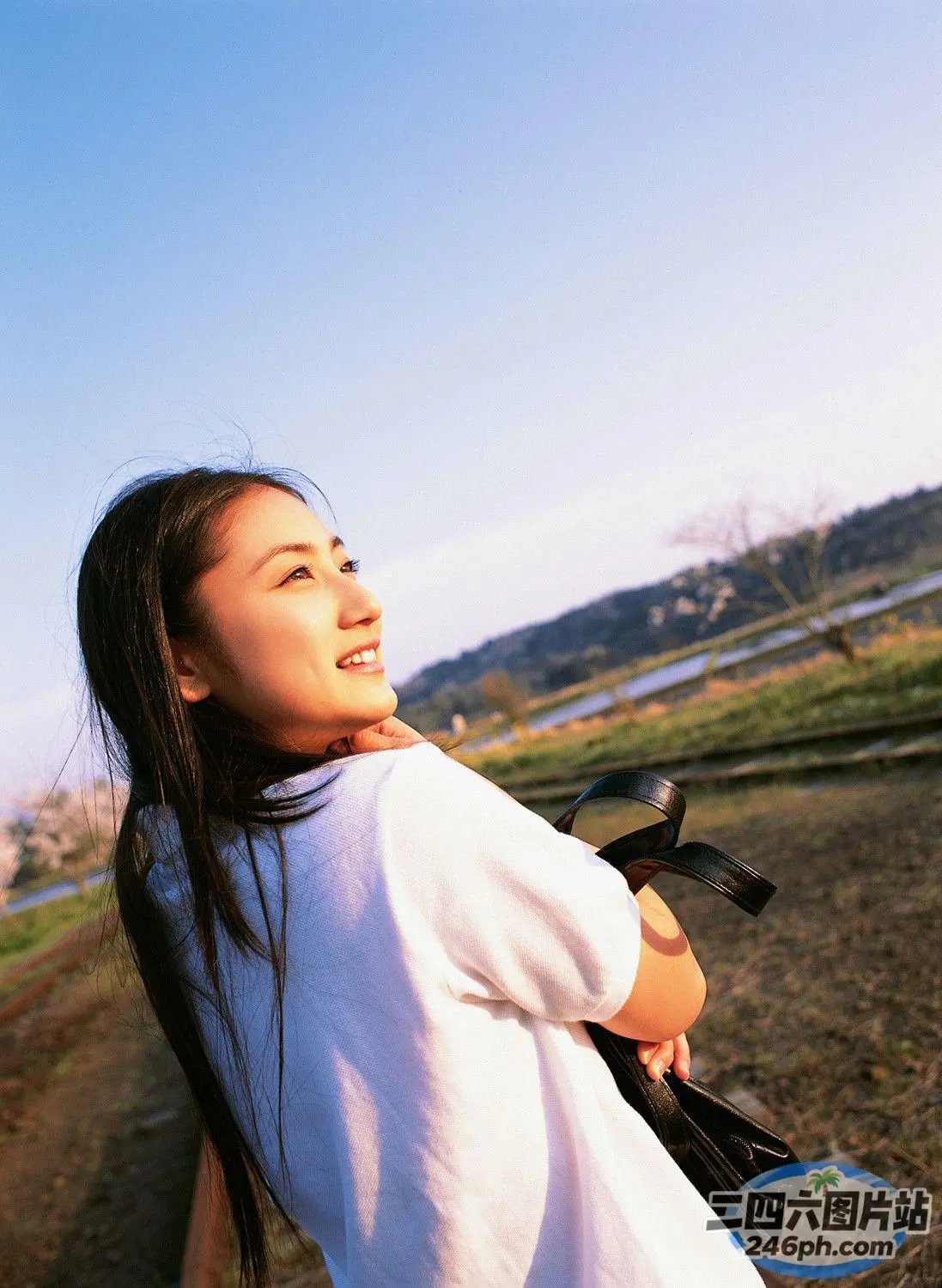 站在田野里的黑长发的阿拉夫德女人