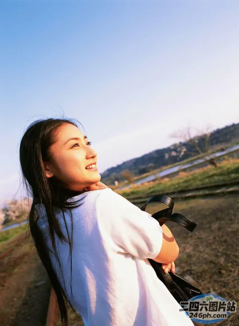 站在田野里的黑长发的阿拉夫德女人