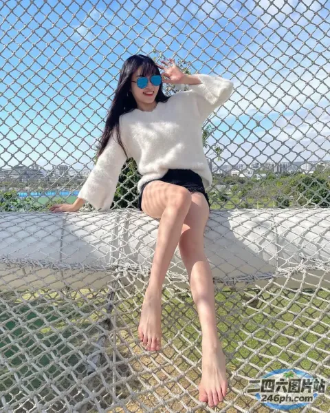 阿拉菲斯双腿交叉坐在栅栏上