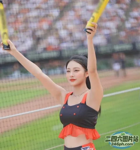 阿拉伯女子在空中举着网球拍