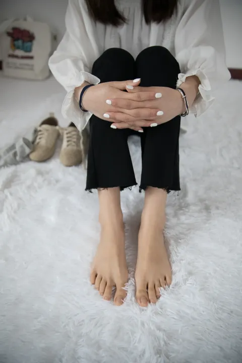 有一个女人坐在床上，双叉