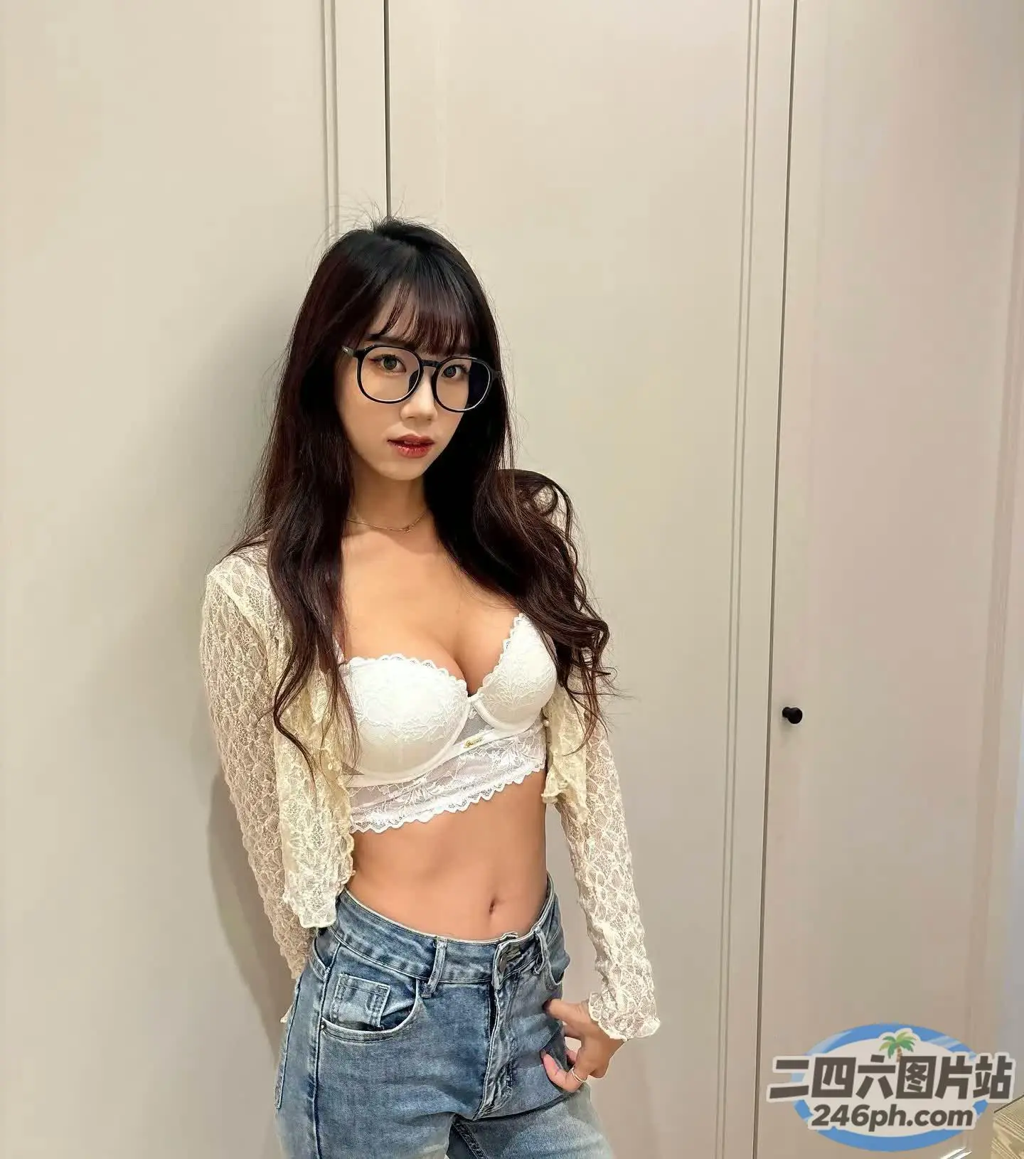 戴眼镜和文胸上衣的 Araffed 亚洲女性摆姿势拍照