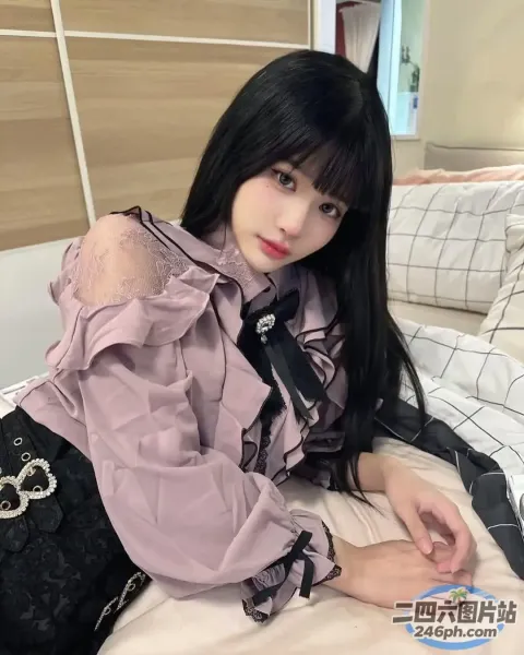 阿拉菲女子躺在床上，膝盖上放着一个手提包