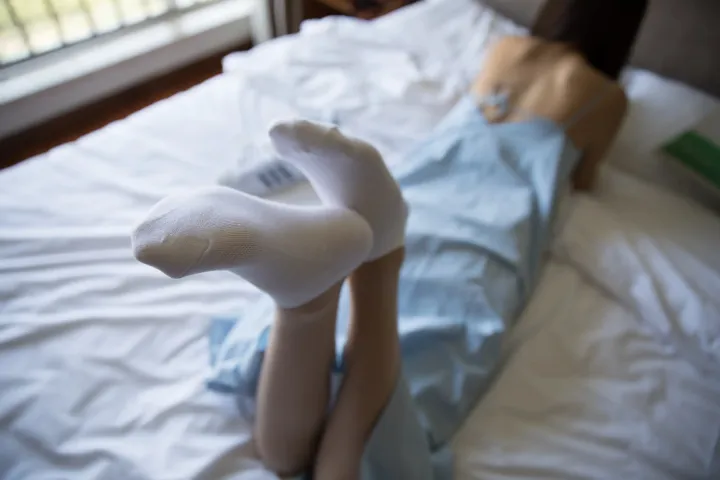 有个女人躺在床上，双腿抬起