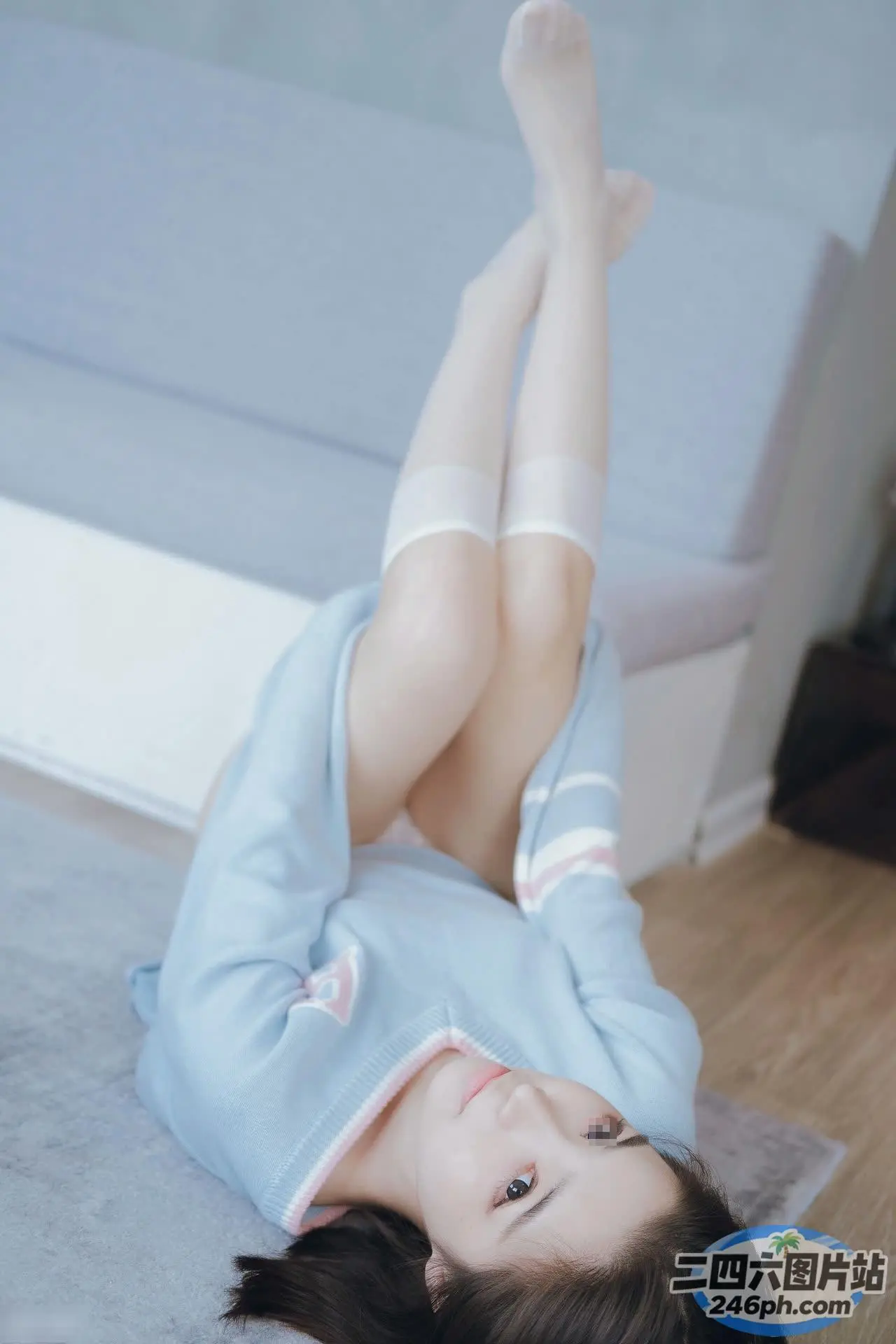 阿拉夫德女人躺在地板上，双腿抬起