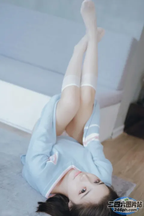 阿拉夫德女人躺在地板上，双腿抬起