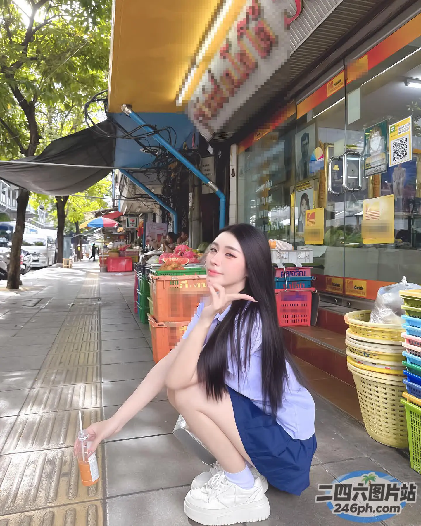 坐在商店前人行道上的阿拉菲德女子