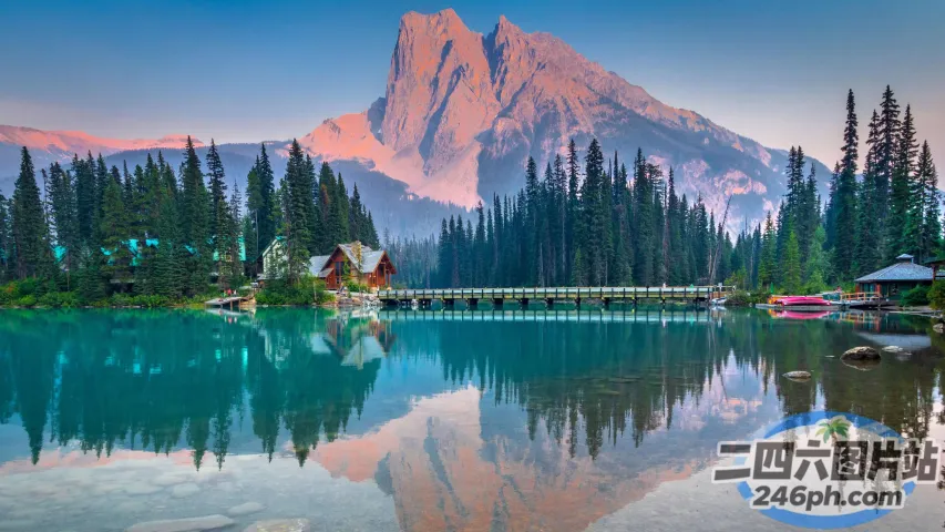 山峦倒映在有桥的湖水中